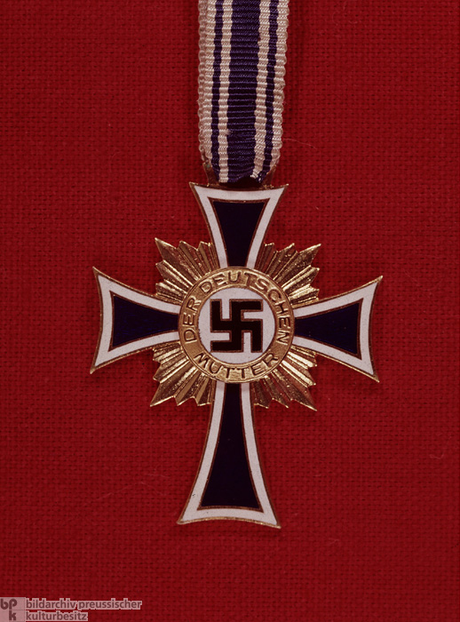 „Das Ehrenkreuz der deutschen Mutter”: Dreistufiges Ehrenzeichen für Mütter mit vier und mehr Kindern (1938)
